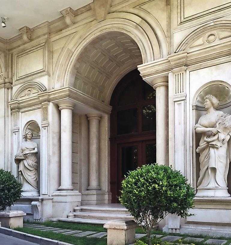 مجسمه زن های رومی از جنس سنگ مصنوعی اثر هنری هدایت یوسفی