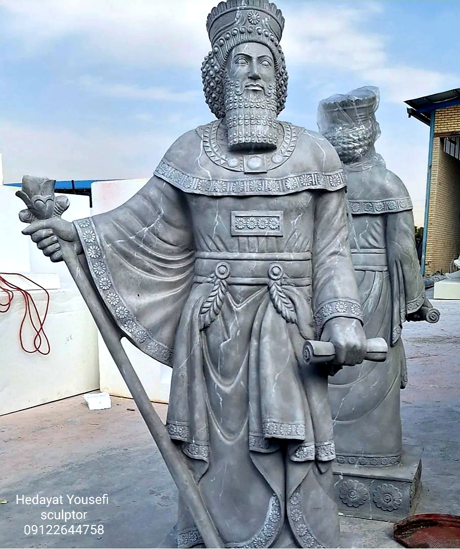 مجسمه شاه هخامنشی از سنگ تراورتن با ارتفاع ۲متر اثر هنری هدایت یوسفی