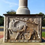 کتیبه نقش برجسته شیر و گاو الهام گرفته از معماری باستانی ایران اثر هنری هدایت یوسفی