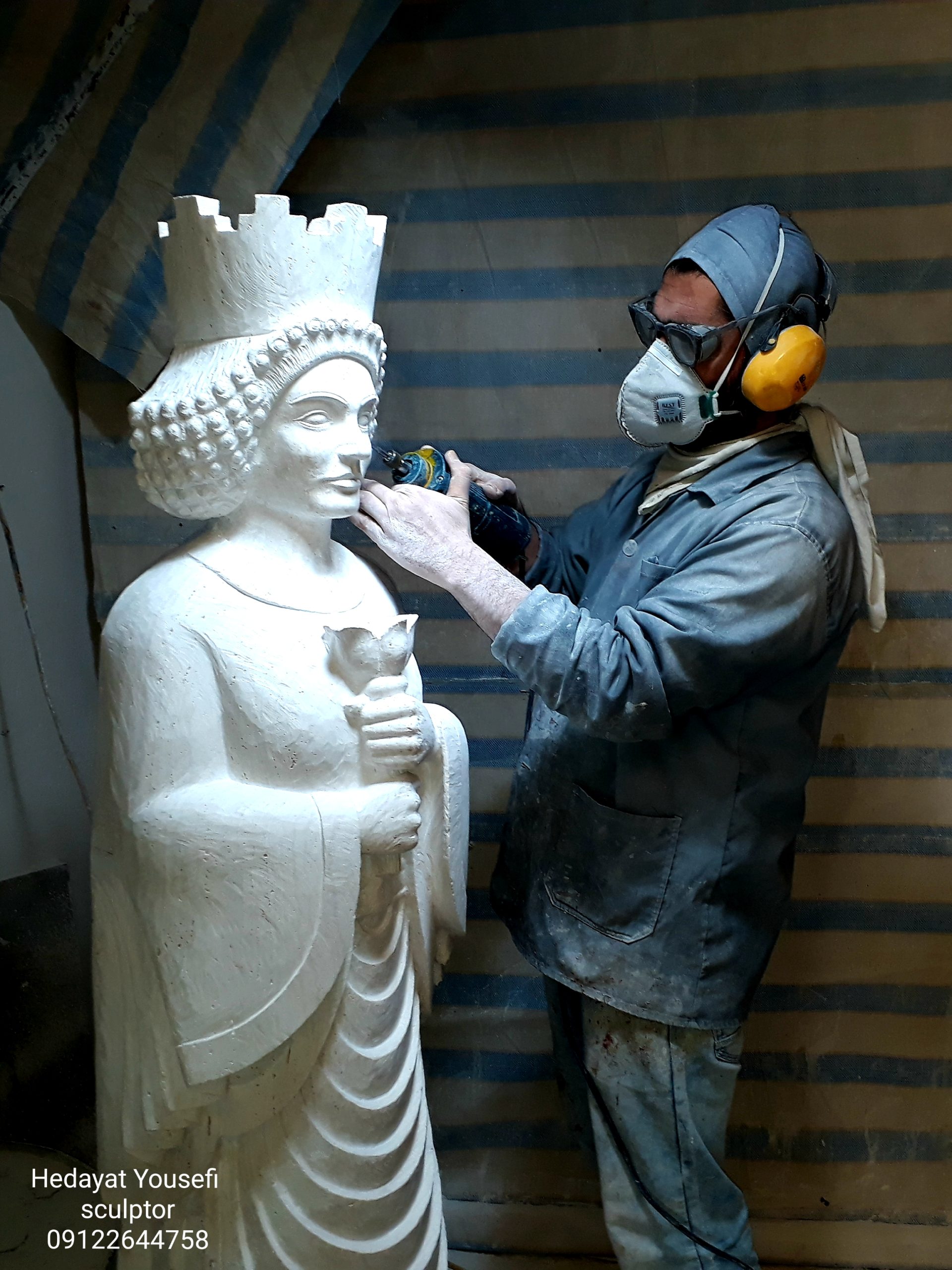 مجسمه زن هخامنشی سنگی ارتفاع ۱۷۰سانتی متر