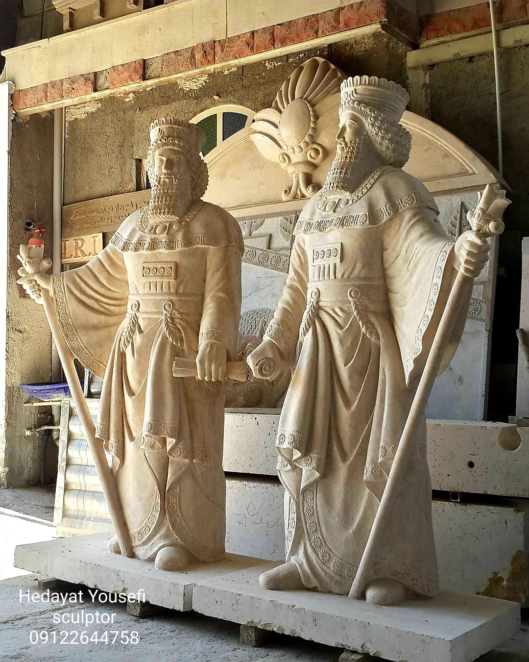 مجسمه شاه هخامنشی از سنگ تراورتن با ارتفاع ۲متر مناسب برای ورودی ویلا باغ و فضاهای تاریخی یا لابی ساختمان های خاص
