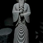 مجسمه مرد هخامنشی از سنگ تراورتن با ارتفاع ۱۷۰سانتی متر اثر هنری هدایت یوسفی