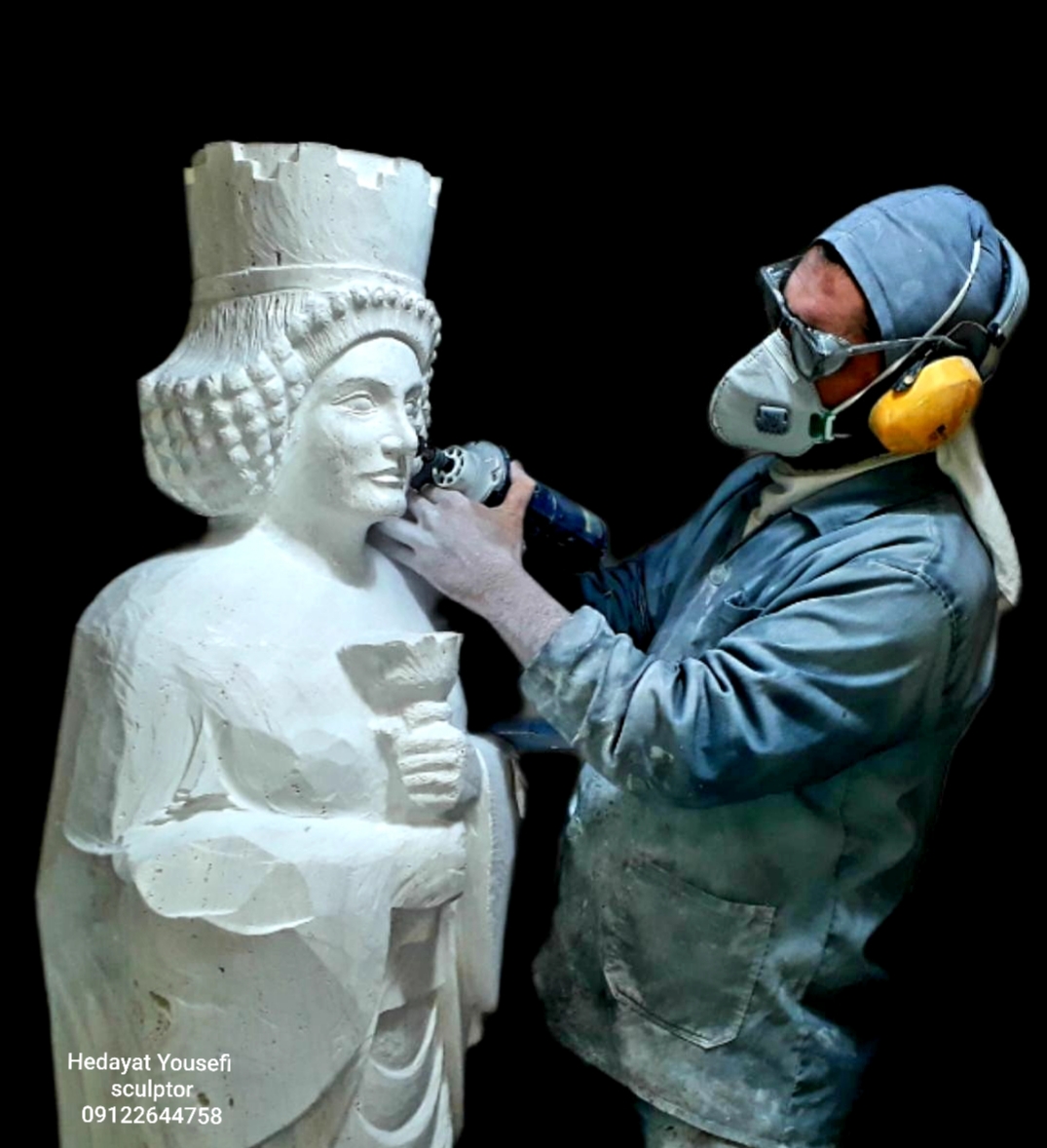 مجسمه زن هخامنشی سنگی الهام گرفته از معماری باستانی ایران اثر هنری هدایت یوسفی